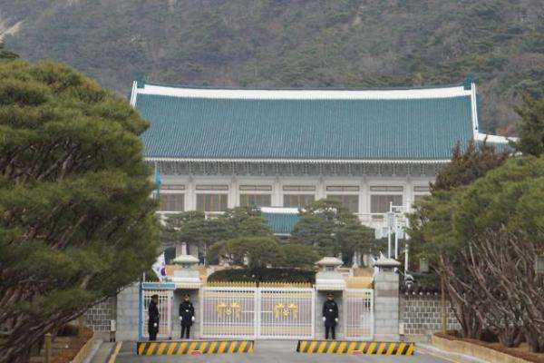 panda sports_《栀子花开》傻梦版海报很“傻萌”李易峰欲成“鸡汤大师” 张慧雯想变瓜子脸(图3) panda sports